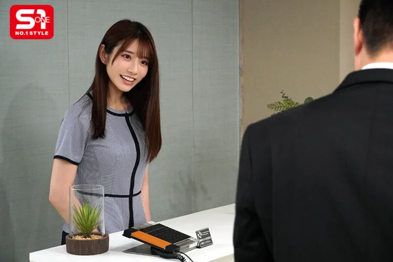 秘められた性癖が開花──見られる快感に堕ちた受付嬢の背徳NTRドラマ